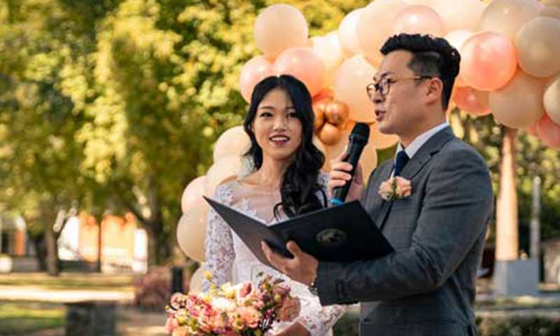 Sydney livestream working a weding live stream out in field